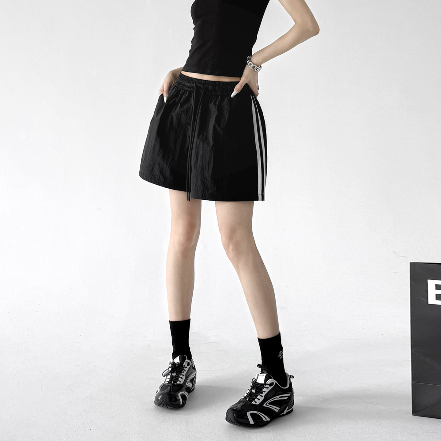 黑色条纹运动短裤女2026夏装新款高腰显瘦百搭休闲裤宽松女款中裤