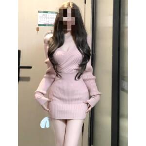 纯欲御姐V领粉色针织连衣裙子女秋2025新款露肩性感修身包臀短裙
