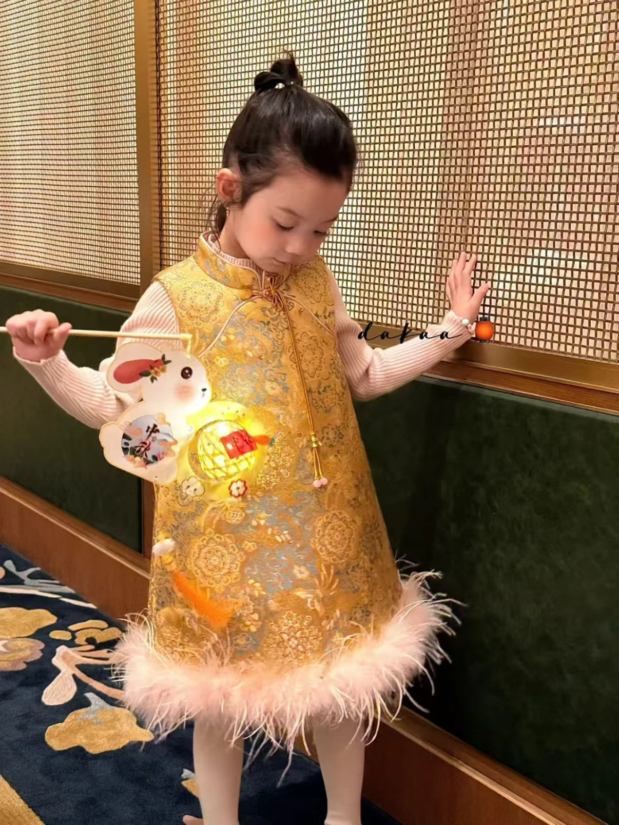 儿童新中式汉服裙秋冬2025女宝宝盘扣鸵鸟毛毛边连衣裙加绒旗袍裙