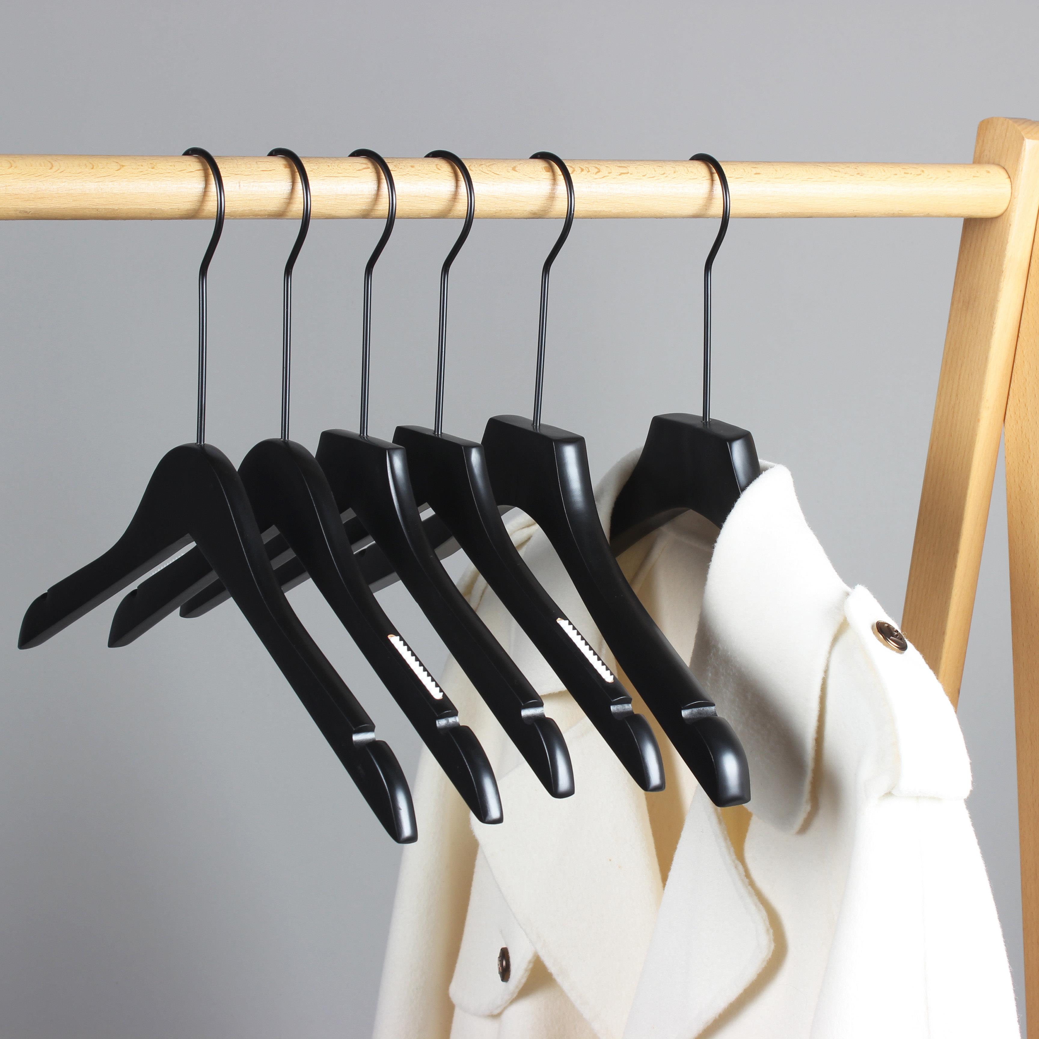 服装店哑光黑色实木衣架