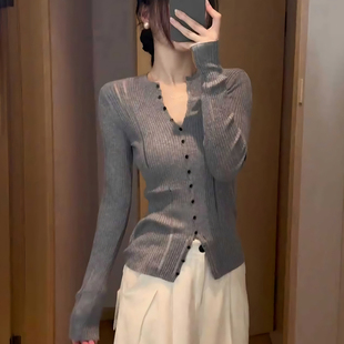 早秋镂空v领长袖针织衫秋装女款2026新款修身打底衫上衣女春秋季