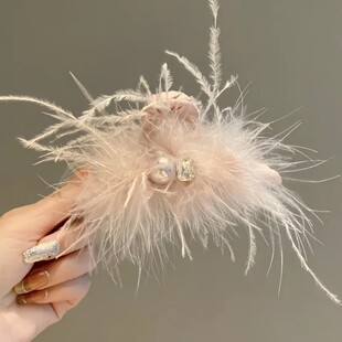 粉色羽毛大抓夹女2025新款超仙毛毛发夹后脑勺高级感鲨鱼夹子头饰