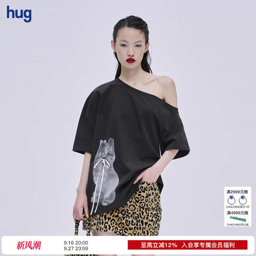 【MARKGONG】hug 2025秋冬新款黑棕色白色斜开肩小猫印花短袖T恤