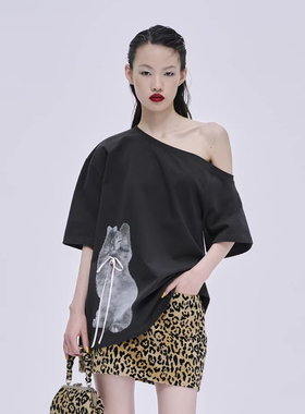 【MARKGONG】hug 2025秋冬新款黑棕色白色斜开肩小猫印花短袖T恤