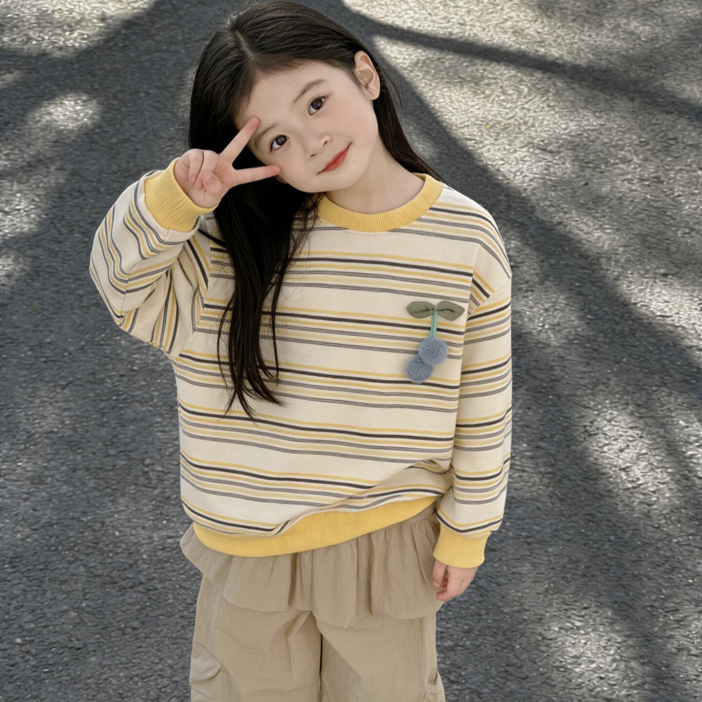 春夏新款童装女童日系奶黄色特种定制条纹立体樱桃毛球圆领卫衣