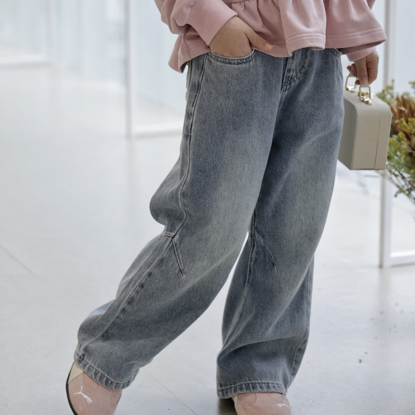 日系春季女童重工蕾丝刺绣蝴蝶结立体拼接水洗浅蓝色直筒牛仔裤