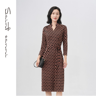 圣轩尼2024秋季新品修身剪裁气质优雅舒适百搭女士印花连衣裙F190