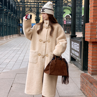 韩版牛角扣羊羔毛外套女中长款米色加厚学院风大衣冬季新款