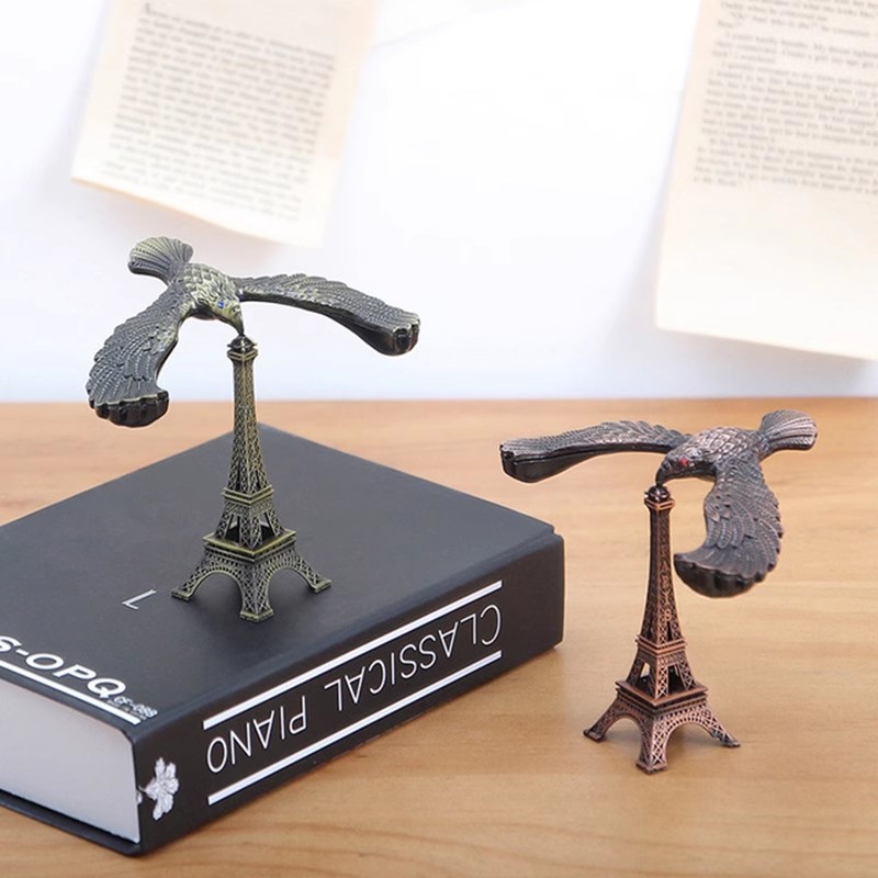 平衡鹰新奇特摆件金属埃菲尔铁塔平衡鸟老鹰玩具反重力老鹰平衡