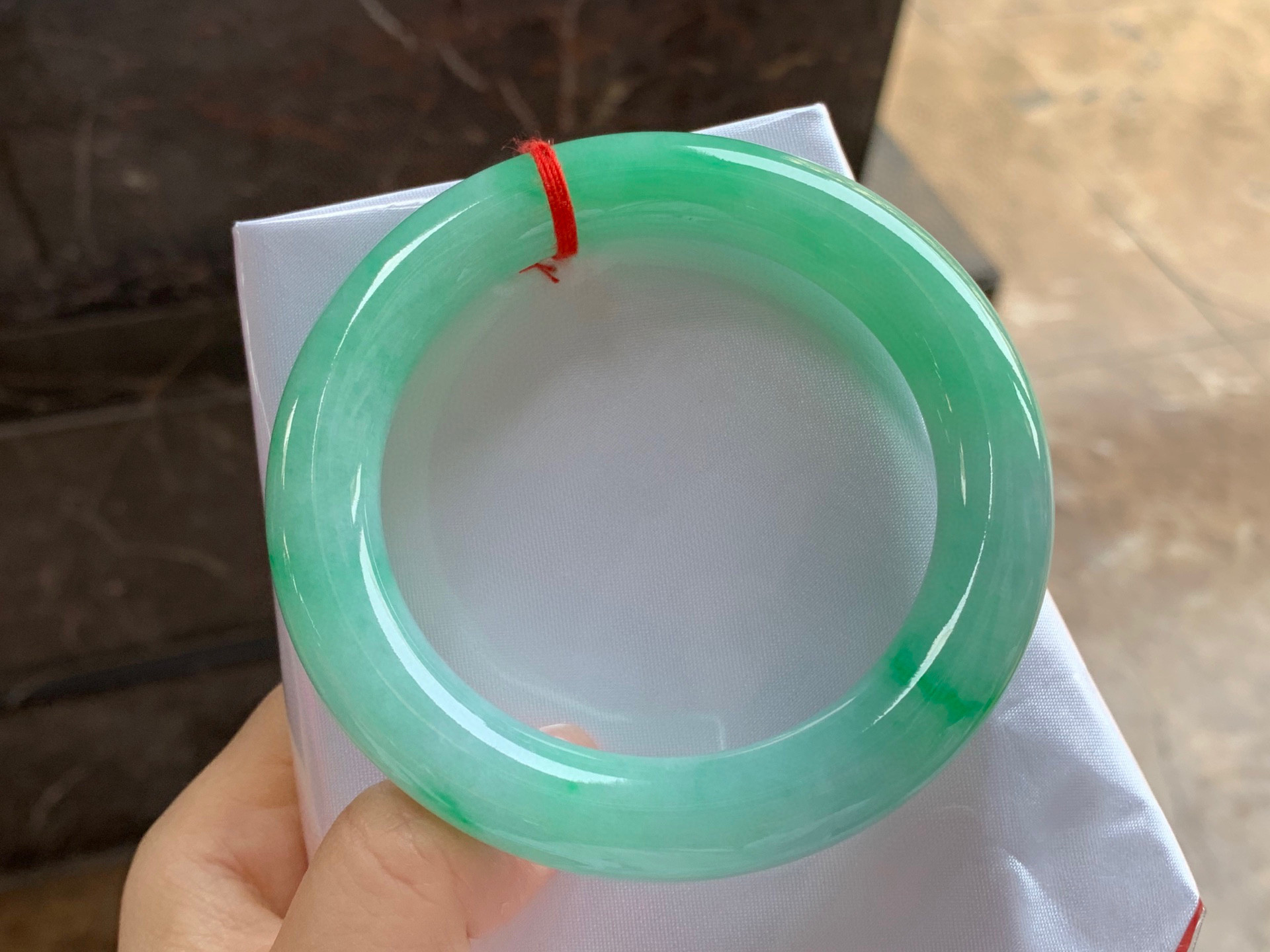 带色圆条手镯 尺寸：60-12mm 肉质细腻～大圈口完美无瑕