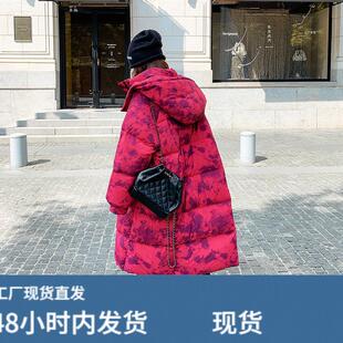 独特超好看玫红色晕染连帽羽绒服女2025冬季过膝长款加厚保暖外套