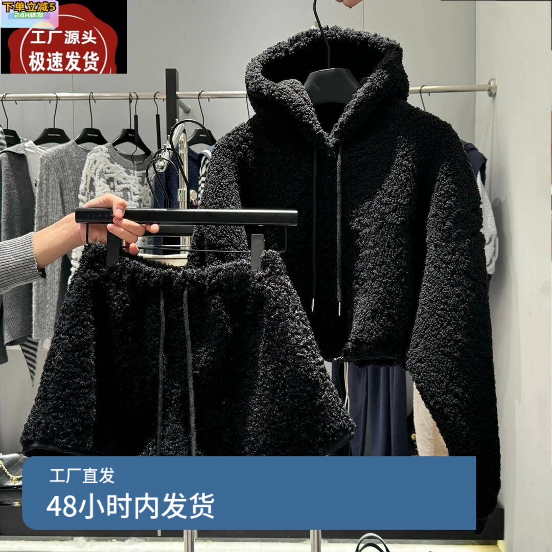 韩版简约纯色羊羔毛连帽卫衣+黑色短裤女2024秋冬新款显瘦套装潮