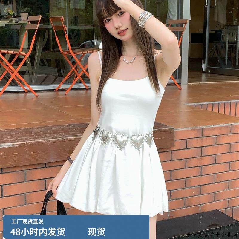 法式u领白色连衣裙女夏季爱心装饰花苞短裙纯欲收腰性感吊带A裙子