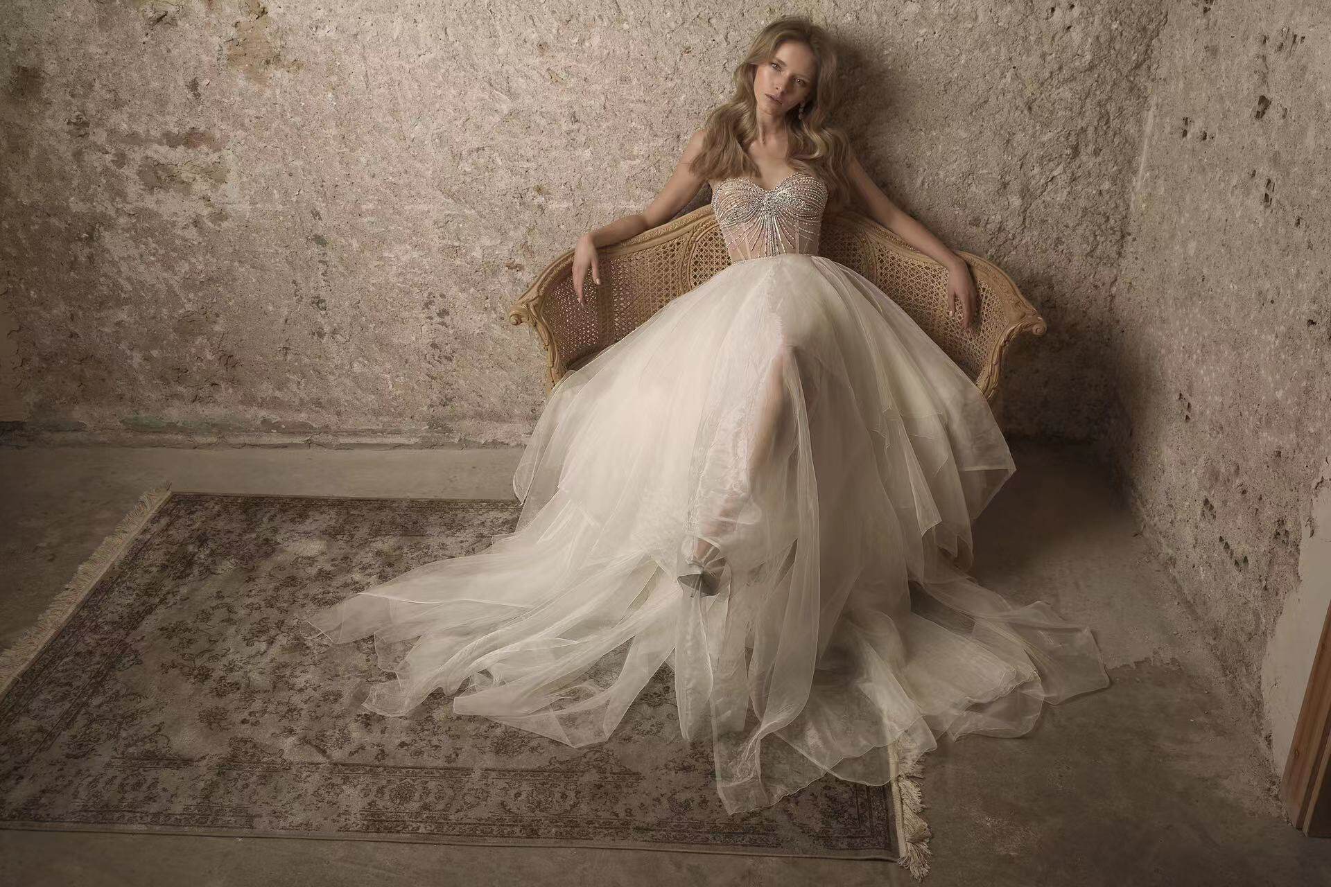 10年老店 国际大牌爱心领抹胸款钉珠蝴蝶结欧根纱户外草坪婚纱