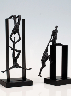 样板间软装摆件客厅书房办公桌软装饰品金属摆设侘寂风攀爬者摆件