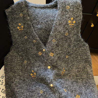灰色小香风V领刺绣针织马甲女秋冬高级感短款叠穿无袖马夹小上衣