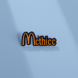 饰 Mcthicc胸针英文字母金属徽章别针可爱日系衣服书包徽章胸章装