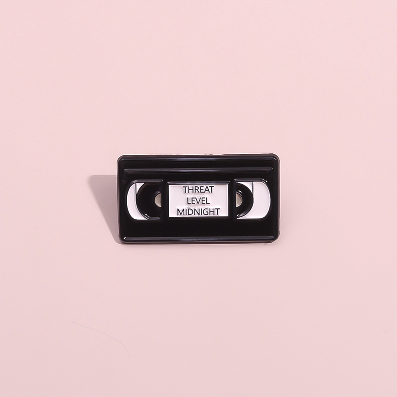 午夜威胁级别磁带胸针英文字母金属徽章衣服包包装饰勋章笔袋挂件