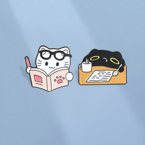 2026新款 软萌猫咪学习主题胸针 学霸 vs 摆烂金属别针送朋友礼物