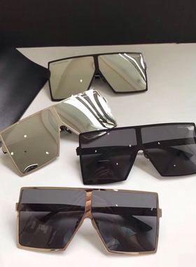 高磊鑫近日佩戴大方形时髦大墨镜 YL182太阳眼镜电镀抛光亮如镜潮