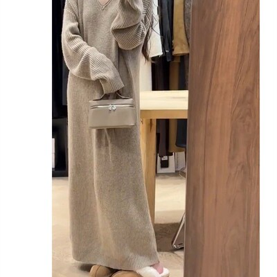 法式慵懒风v领针织毛衣连衣裙子女秋冬款2025高级感内搭打底长裙