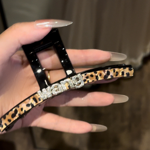 金钱小豹 复古高级感豹纹抓夹字母图案后脑勺盘发大号鲨鱼夹发饰