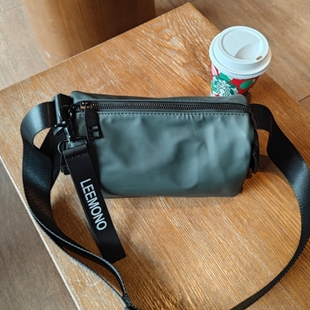 防水小挎包包女圆筒包单肩轻便斜挎包女情侣百搭通勤包马鞍包