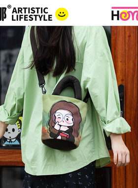 弘娜×皮皮是小羊美拉德名画可爱百搭斜挎水桶包手提单肩包春夏