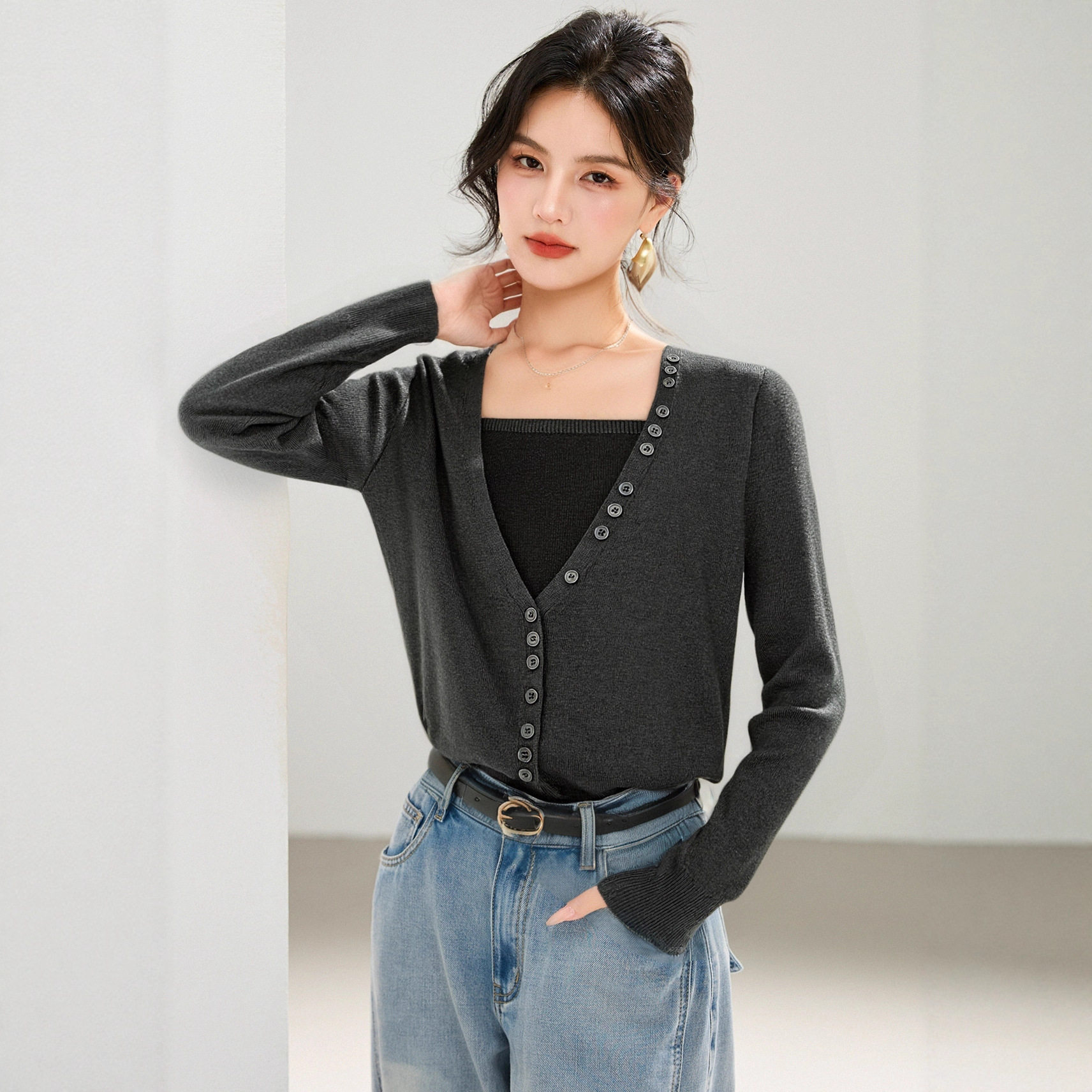 假两件方领深灰色针织衫女秋冬穿搭小个子纽扣韩里韩气设计感上衣