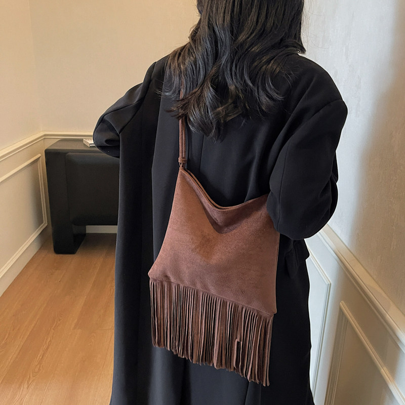 高级感复古斜挎包女设计感小众2025新款时尚潮流麂皮绒流苏包单肩