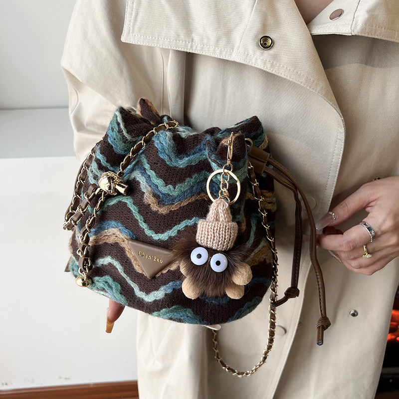 2025新款秋冬超火链条斜挎包时尚百搭单肩包休闲水桶包女小众设计,箱包皮具/热销女包/男包,水桶包,淘宝优惠券,粉丝福利购,淘宝优惠卷