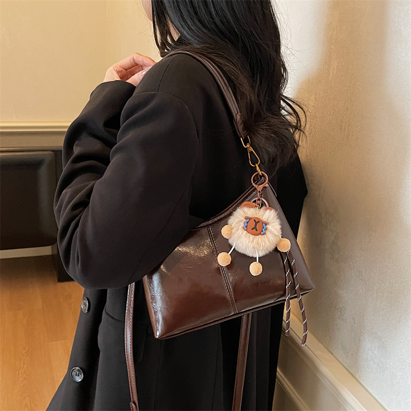 时尚单肩包超火斜挎包通勤水桶包