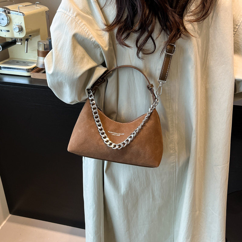 高级感超火精致外出小拎包2025新款秋冬小众设计饺子包单肩斜挎包