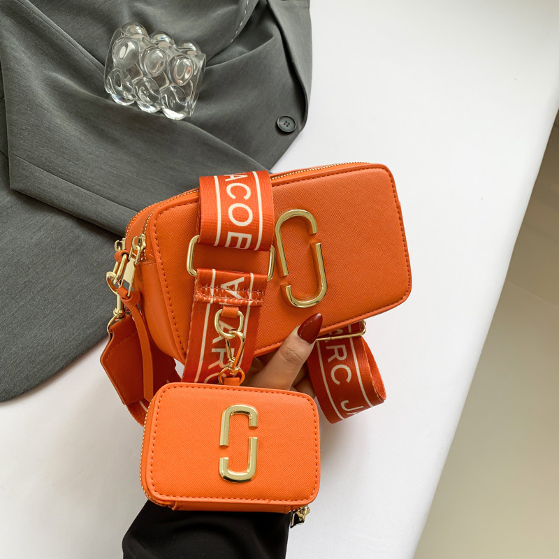 今年流行相机包包女2026新款春夏百搭单肩包斜挎包时尚宽带小方包