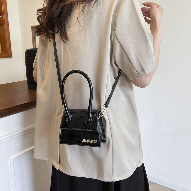 高级感迷你精致小包包2025新款时尚超火单肩包简约小众设计斜挎包