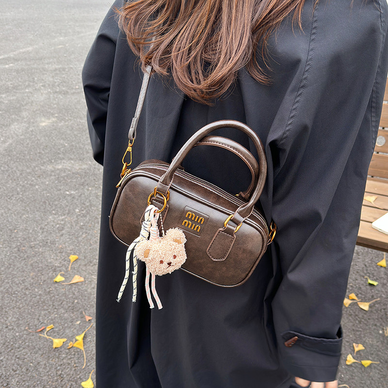 轻奢小众高级感单肩包2025新款秋冬超火复古手提斜挎包通勤枕头包