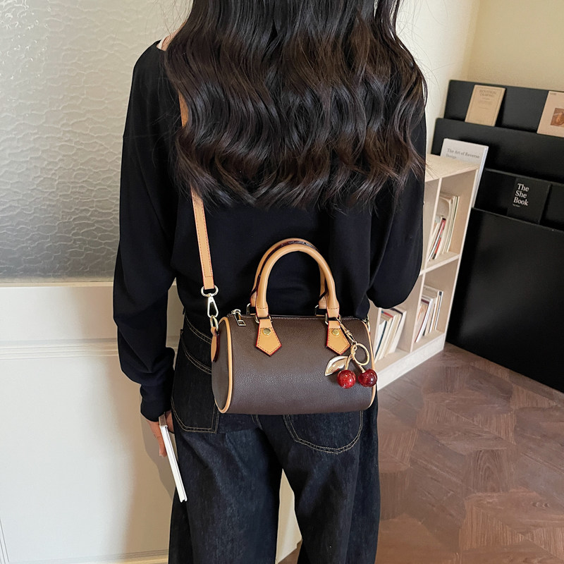 轻奢小众高级感时尚斜挎包女2026新款春夏小众设计超火单肩枕头包