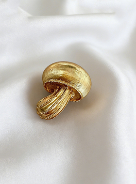 复古蘑菇造型胸针哑光拉丝西装大衣领针金色重工男女配饰vintage