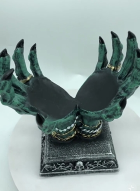 2023跨境新款Beyond the Grave Crystal Ball Holder水晶球手摆件