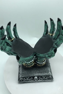 2023跨境新款Beyond the Grave Crystal Ball Holder水晶球手摆件