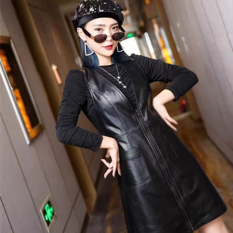 连衣裙女2025秋季新款绵羊皮V领背带裙真皮中腰皮裙黑色A字中长裙