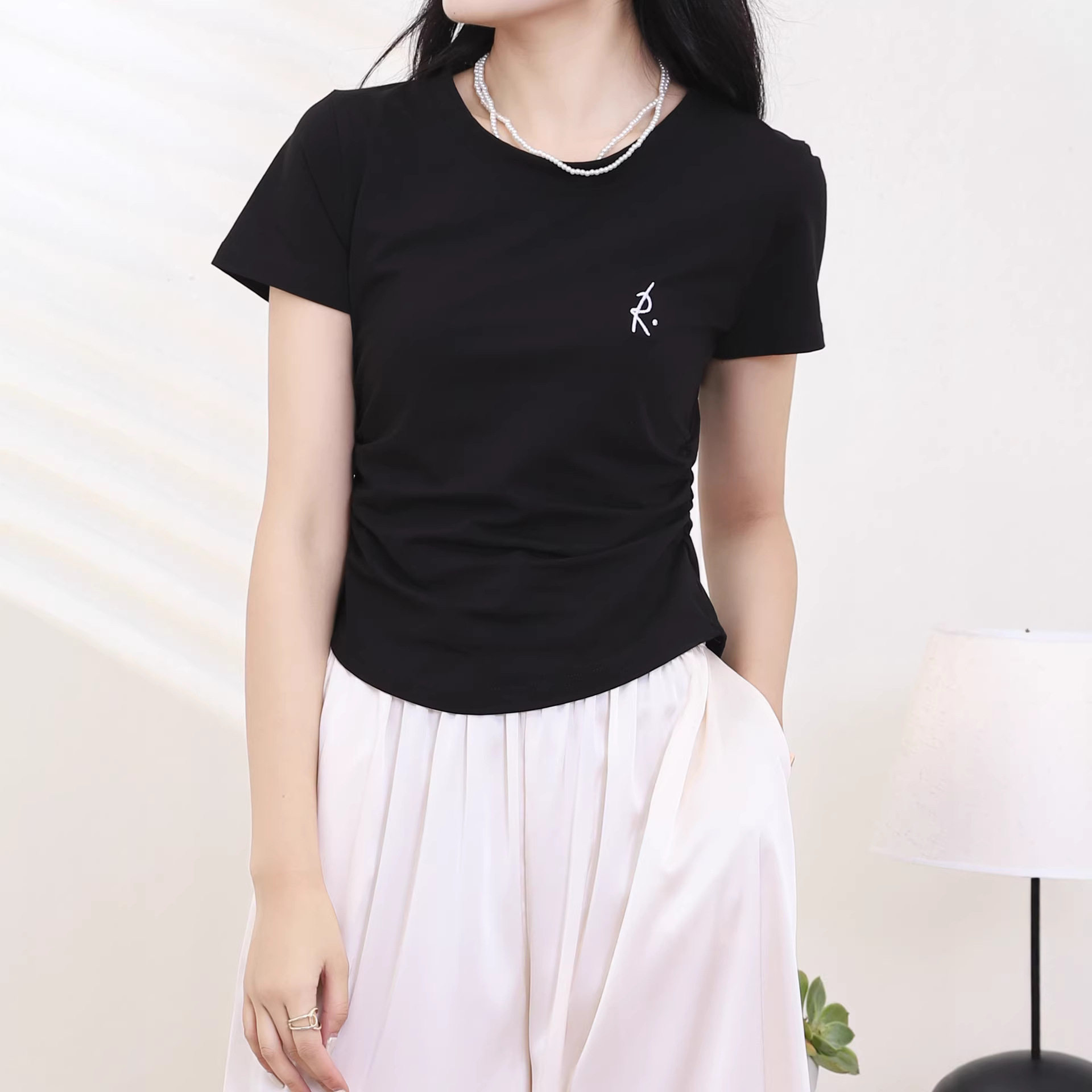 甜辣风高科技抗油污三防T恤女夏 修身显瘦刺绣全棉短款抽褶上衣