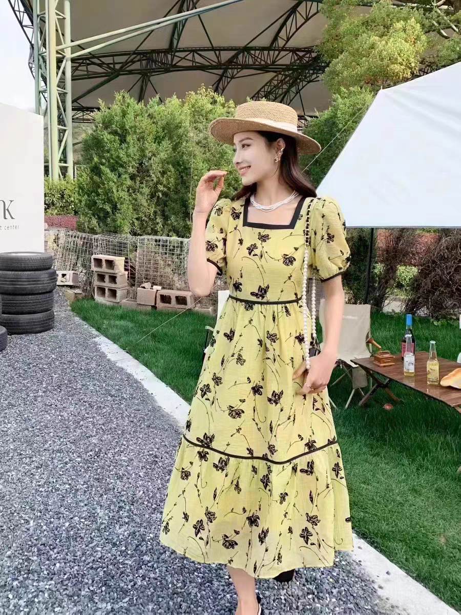 网红爆款水墨碎花露肩长裙欧洲站2025夏季新款度假风大裙摆连衣裙