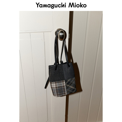 山口美袋拼接面料抽绳斜挎包