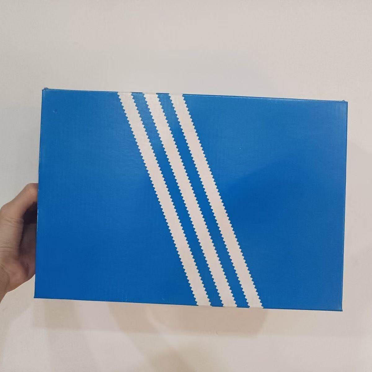 adidas直播背景鞋盒装饰品
