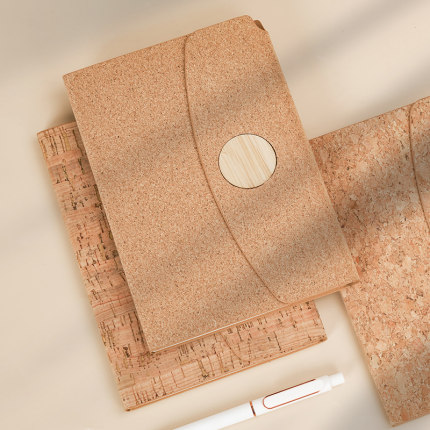 环保软木笔记本本子新款A5创意绿色PU磁吸扣商务记事本企业定制可印LOGO教师节送礼办公会议记录本麦秸日记本