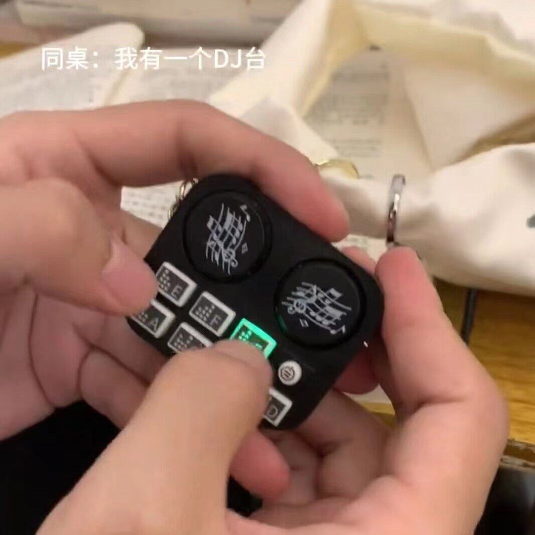 新款迷你音乐DJ控制器钥匙扣挂饰发声按键汽车钥匙链包包挂件小礼