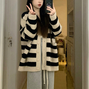 loose color knitted cardigan neck sweater Girl blocked