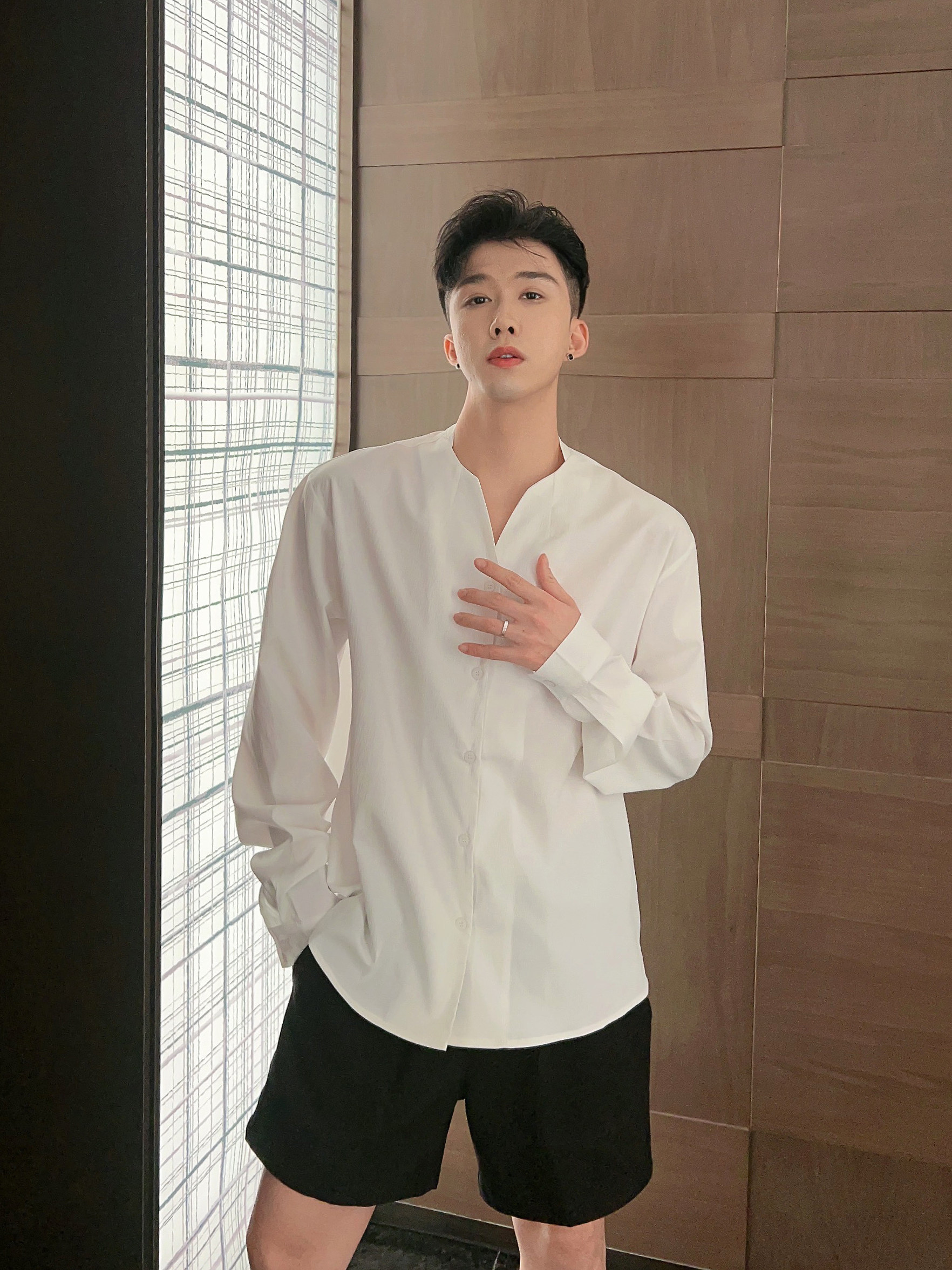 禁欲系雪纺垂感v领衬衫男春秋新款纯色宽松高冷风无领长袖衬衣ins