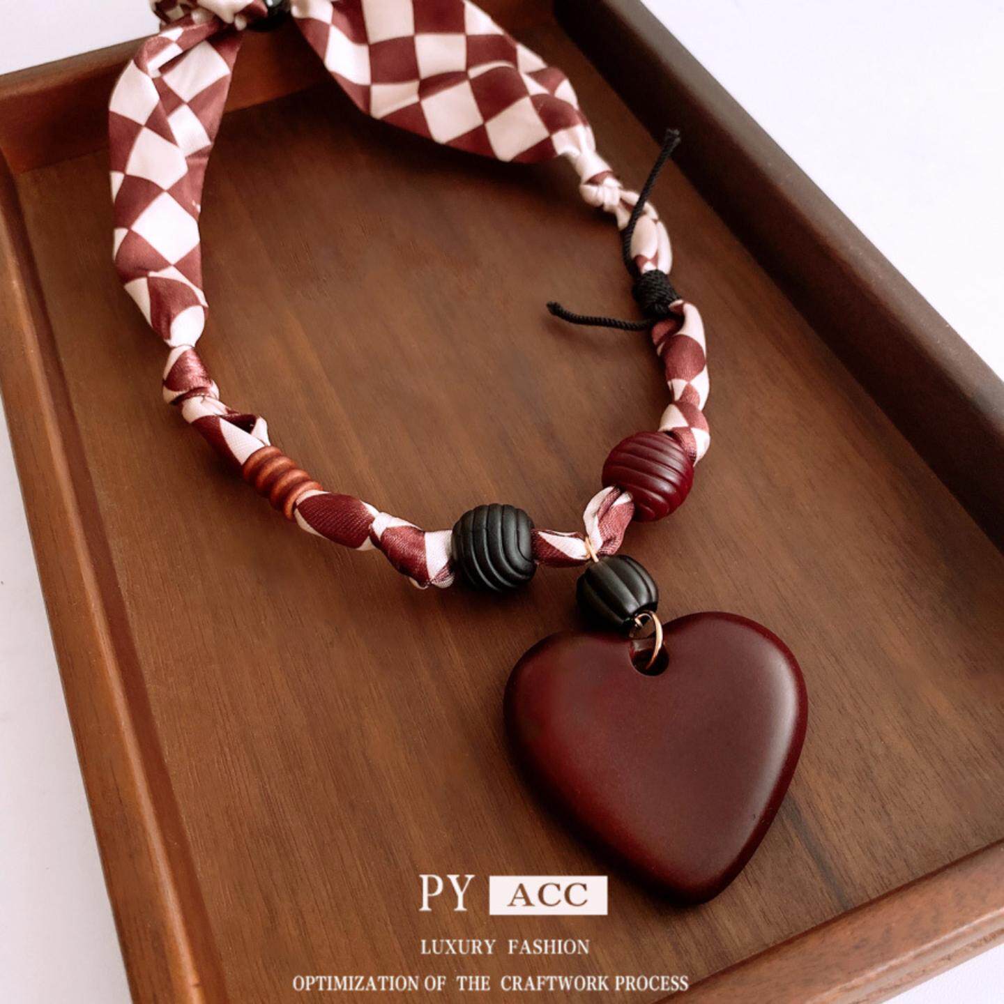 布艺木头串珠爱心吊坠项链设计感小众复古毛衣链民族风简约项饰女